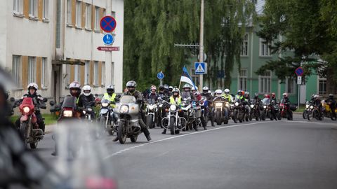Фото: 180 женщин на мотоциклах проехались по улицам Раквере